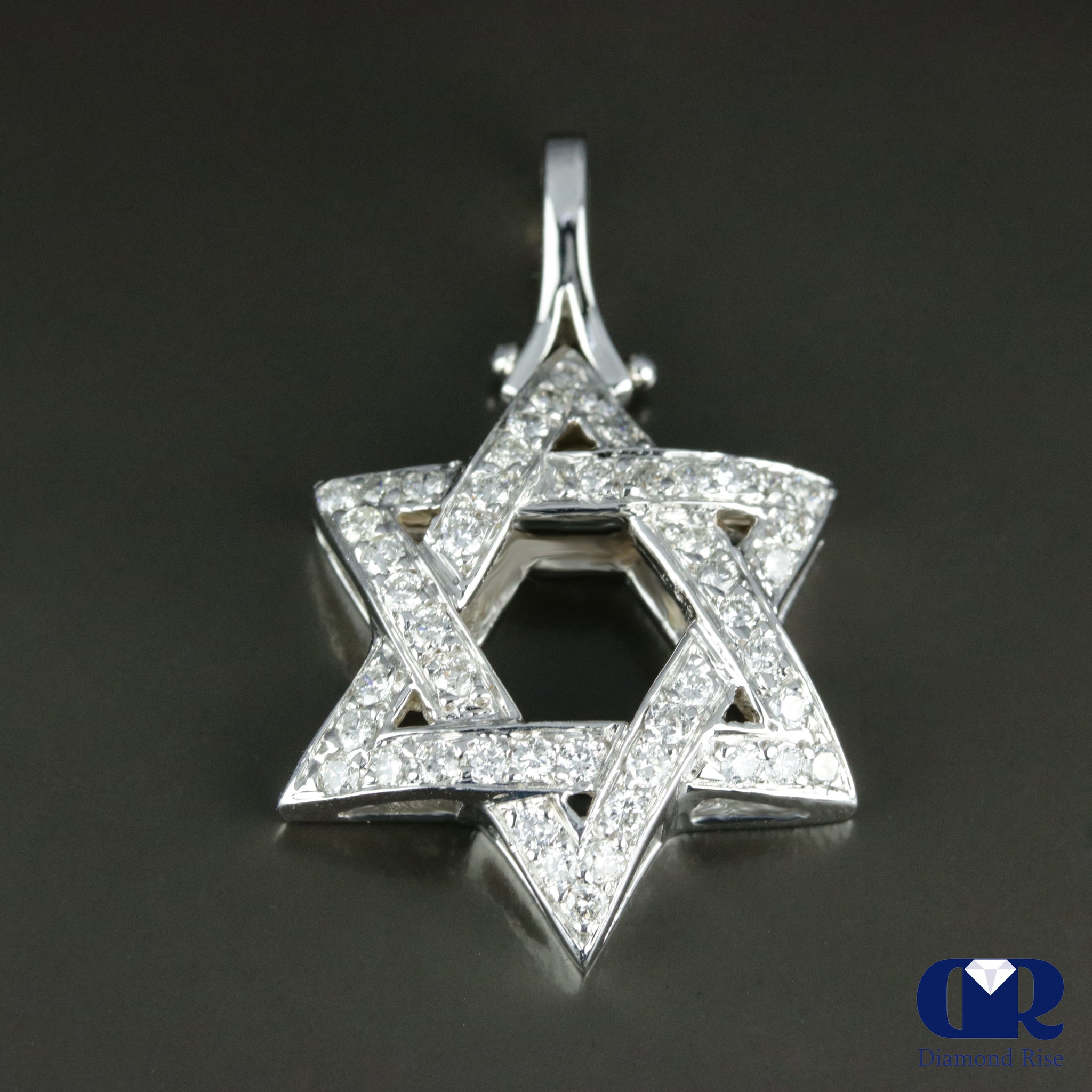 Women's Round Cut Diamond Star Shaped Pendant Necklace In 14K